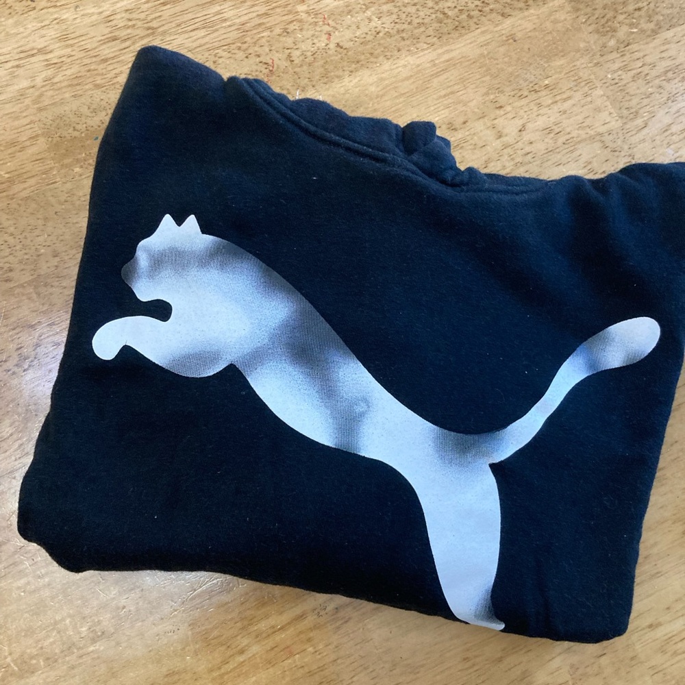BIG BOYS PUMA SWEATSHIRT/hoodie.  Size M
